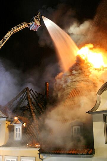 Großbrand in der historischen Altstadt von Coburg: brennender Dachstuhl.