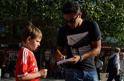 Immerhin: dieser kleine Bayern-Fan holte sich das erste Autogramm des neuen Bayern-Stars.