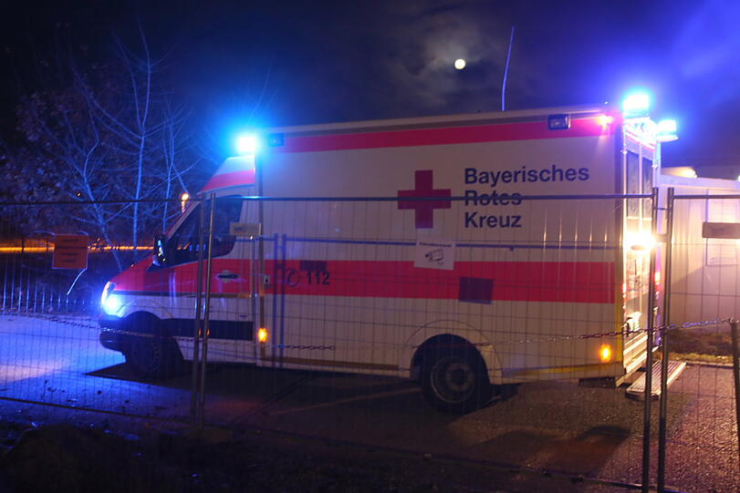 Polizei und Rettung im Flüchtlingsheim. Die Bilder von der Einsatz-Nacht.
