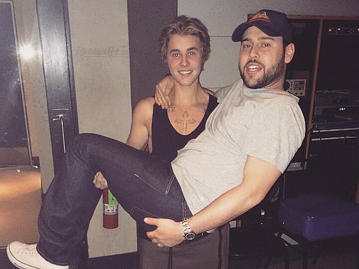 Justin Bieber kann seinen Mentor Scooter Braun mittlerweile auf Händen tragen