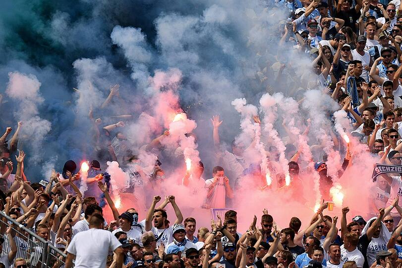 Daneben: 1860-Ultras zündeln Bengalos im Grünwalder Stadion.