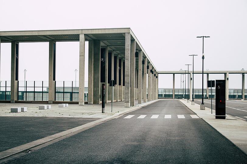 BER, Berlin: Der Flughafen ist das deutsche Pannen-Projekt schlechthin &ndash; die anvisierten 28 Millionen Reisenden kommen hier noch lange nicht an. Das Projekt wird nicht nur gefühlt nie fertig (Spatenstich war 2006, die Eröffnung lässt sich nicht so genau vorhersagen), sondern ist auch viel teurer als geplant: 6,6 statt zwei Milliarden Euro.