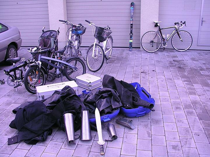 Die Beute des Einbrechers: eine Ritterrüstung, ein hochwertiges Fahrrad, Motorradkleidung, Carvingski und vieles mehr.