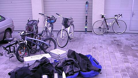 Die Beute des Einbrechers: eine Ritterrüstung, ein hochwertiges Fahrrad, Motorradkleidung, Carvingski und vieles mehr.