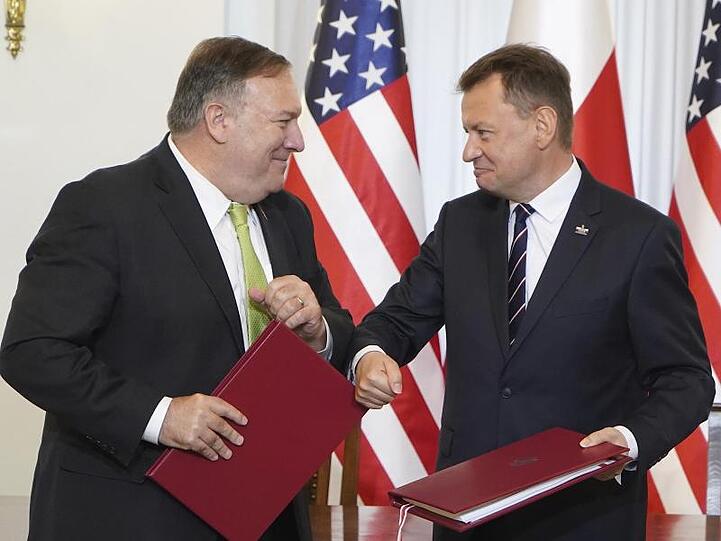 Mariusz Blaszczak (r), Verteidigungsminister von Polen, und Mike Pompeo, Außenminister der USA, nach der Unterzeichnung des Vertrags über die Stationierung von weiteren 1000 US-Soldaten in Polen.