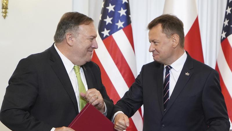 Mariusz Blaszczak (r), Verteidigungsminister von Polen, und Mike Pompeo, Außenminister der USA, nach der Unterzeichnung des Vertrags über die Stationierung von weiteren 1000 US-Soldaten in Polen. Mariusz Blaszczak (r), Verteidigungsminister von Polen, und Mike Pompeo, Außenminister der USA, nach der Unterzeichnung des Vertrags über die Stationierung von weiteren 1000 US-Soldaten in Polen.