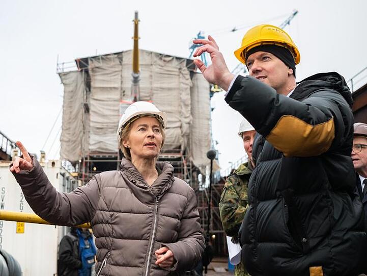 Bundesverteidigungsministerin von der Leyen vor der "Gorch Fock".