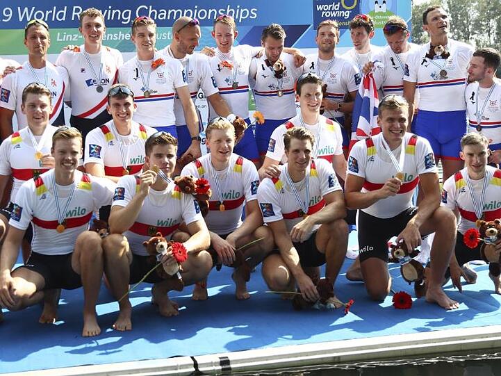 Das Achter-Team aus Deutschland (vorne) posiert bei der Siegerehrung.
