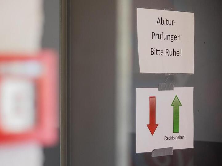Ein Hinweisschild hängt in einem Gymnasium in Pulheim.