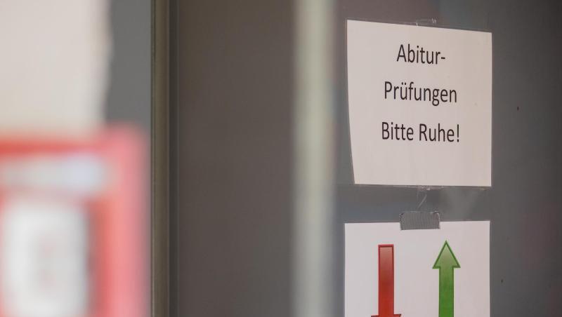 Ein Hinweisschild hängt in einem Gymnasium in Pulheim. Ein Hinweisschild hängt in einem Gymnasium in Pulheim.