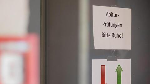 Ein Hinweisschild hängt in einem Gymnasium in Pulheim.
