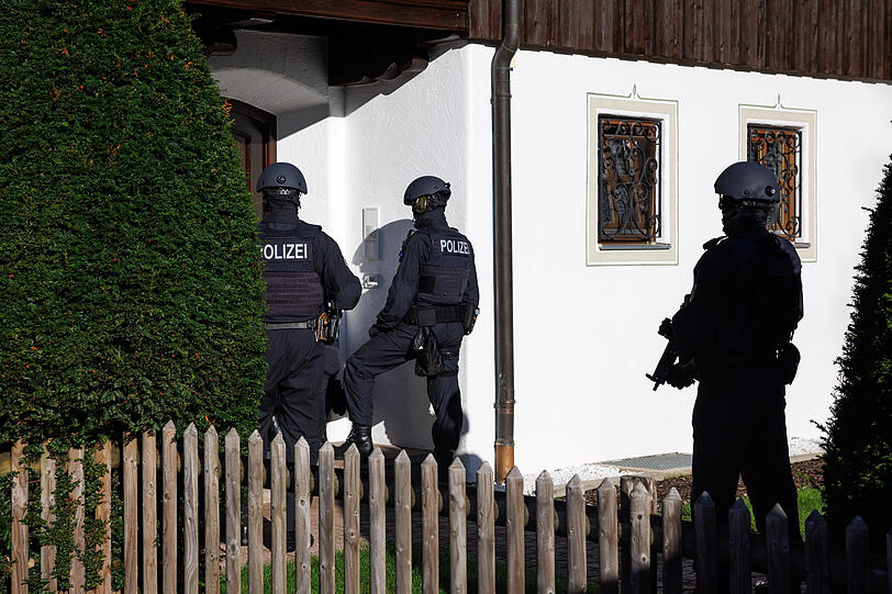Maskierte Polizisten kommen bei einer Razzia zu einem Haus des russischen Oligarchen Usmanow. Im Zusammenhang mit Ermittlungen gegen einen Russen wegen Verstoßes gegen das Außenwirtschaftsgesetz sind am Mittwoch bundesweit 24 Häuser und Wohnungen durchsucht worden.