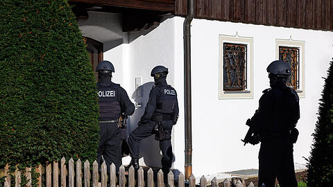 Maskierte Polizisten kommen bei einer Razzia zu einem Haus des russischen Oligarchen Usmanow. Im Zusammenhang mit Ermittlungen gegen einen Russen wegen Verstoßes gegen das Außenwirtschaftsgesetz sind am Mittwoch bundesweit 24 Häuser und Wohnungen durchsucht worden.