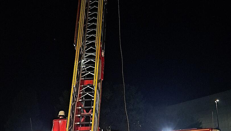 Starker Gasgeruch hat am Montagabend für einen langwierigen Einsatz der Münchner Feuerwehr gesorgt. Zahlreiche Kräfte waren gefordert. Starker Gasgeruch hat am Montagabend für einen langwierigen Einsatz der Münchner Feuerwehr gesorgt. Zahlreiche Kräfte waren gefordert.
