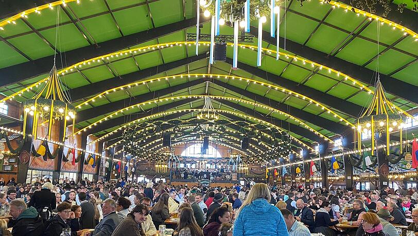 Im Augustiner-Zelt finden sich noch ein paar Plätze am Tag der Deutschen Einheit.