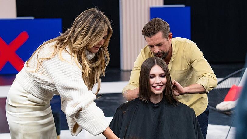 Heidi Klum und Klaas Heufer-Umlauf verpassen den Models einen neuen Look.