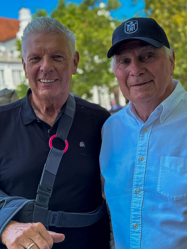 Oberbürgermeister Dieter Reiter (l.) und FC Bayern-Chef Uli Hoeneß bei der Eröffnung des neuen Bolzplatzes. Oberbürgermeister Dieter Reiter (l.) und FC Bayern-Chef Uli Hoeneß bei der Eröffnung des neuen Bolzplatzes.