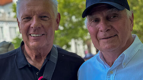 Oberbürgermeister Dieter Reiter (l.) und FC Bayern-Chef Uli Hoeneß bei der Eröffnung des neuen Bolzplatzes.