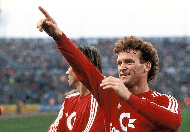 Echte Bayern-Kenner erinnern sich: Erland Johnsen kam in seiner Zeit in M&uuml;nchen an Klaus Augenthaler und J&uuml;rgen Kohler nicht vorbei. Stolz ist der Norweger dennoch auf seine Zeit beim Rekordmeister.  Fotos: imago, privat