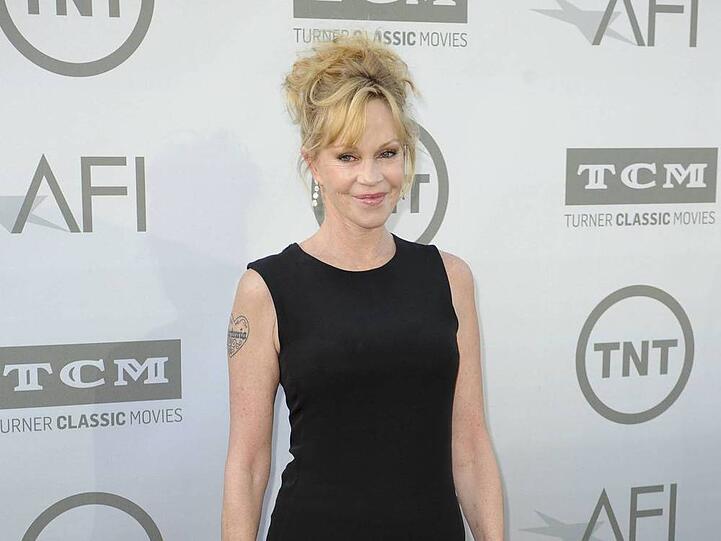 Melanie Griffith trägt ein Herz-Tattoo mit der Inschrift "Antonio" auf ihrem rechten Oberarm