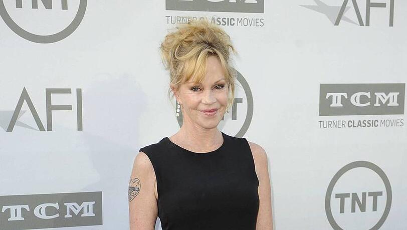 Melanie Griffith trägt ein Herz-Tattoo mit der Inschrift "Antonio" auf ihrem rechten Oberarm Melanie Griffith trägt ein Herz-Tattoo mit der Inschrift "Antonio" auf ihrem rechten Oberarm