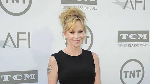 Melanie Griffith trägt ein Herz-Tattoo mit der Inschrift "Antonio" auf ihrem rechten Oberarm