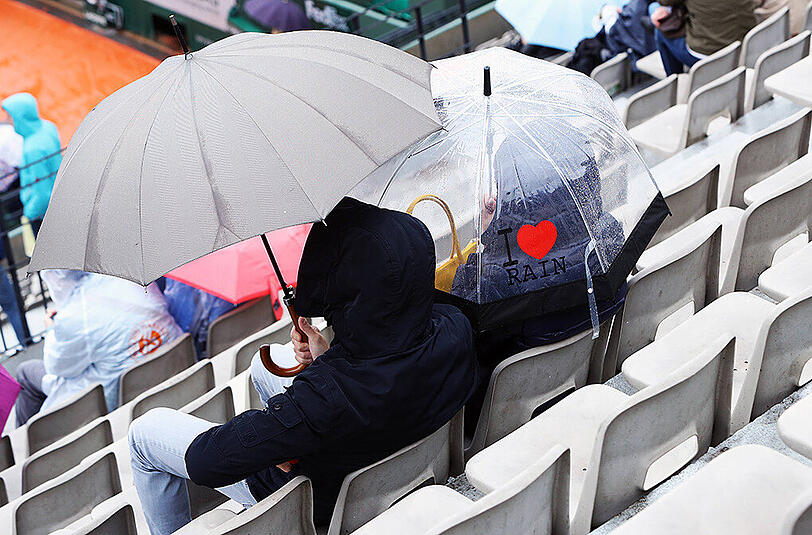 Wegen heftiger Regenfälle und schlechter Wetterprognosen haben die Organisatoren der French Open den neunten Turniertag bereits am Montagmittag komplett abgesagt. Es ist der erste "Washout" in Paris seit 16 Jahren. Die Bilder.