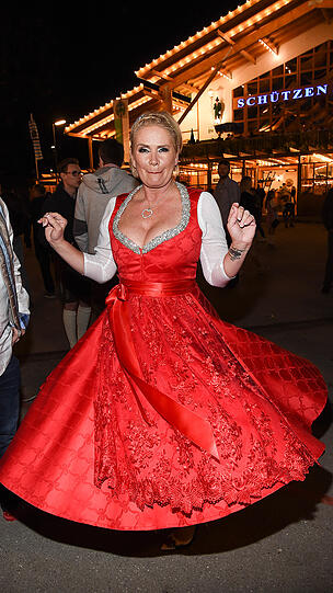 Claudia Effenberg, ebenfalls im roten Dirndl.