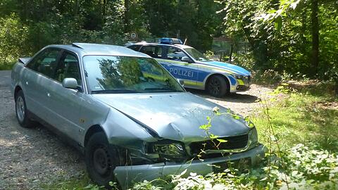 Die Polizei hat das mutmaßliche Tatfahrzeug sichergestellt und das Foto des Wagens für die Fahndung veröffentlicht.