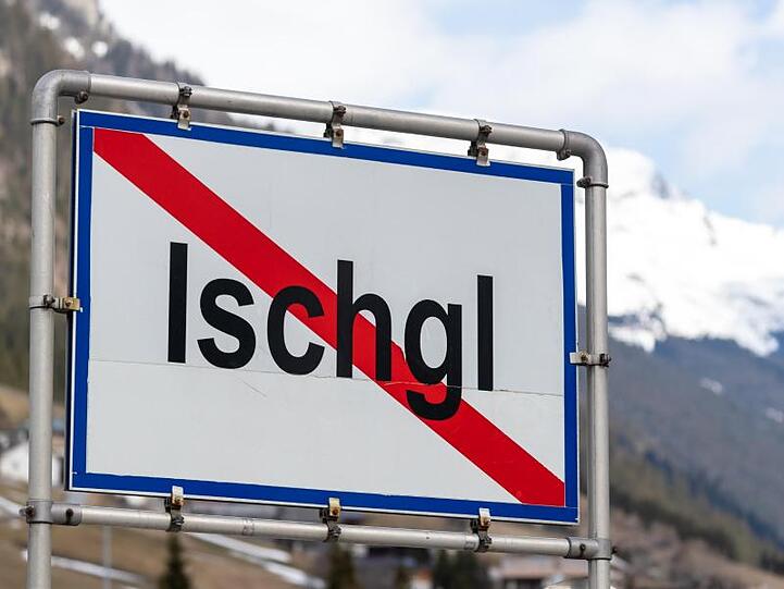 Ein Ortsschild mit durchgezogener roter Linie steht am Ende der Ortschaft Ischgl. Foto: Jakob Gruber/APA/dpa/Archivbild
