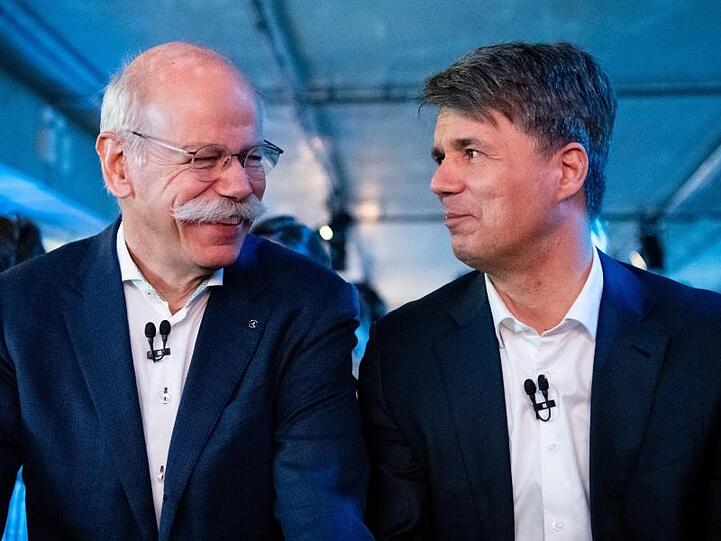 BMW-Chef Harald Krüger (rechts) und Daimler-Chef Dieter Zetsche betonten, dass sie in dem Marktbereich gemeinsam stärker sein können.