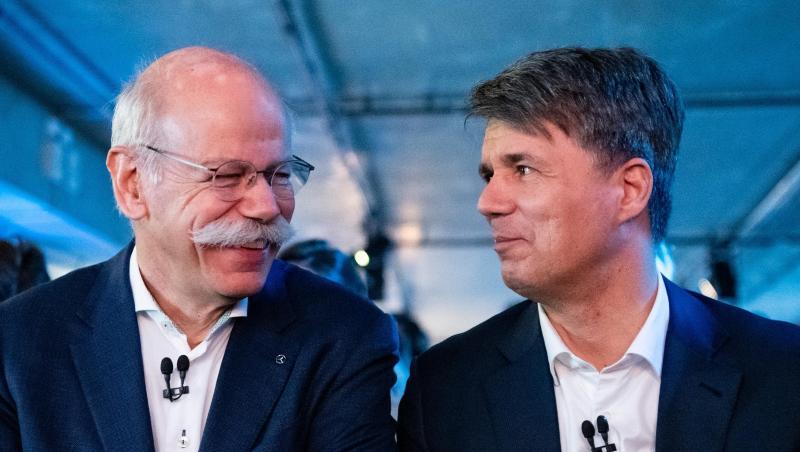 BMW-Chef Harald Krüger (rechts) und Daimler-Chef Dieter Zetsche betonten, dass sie in dem Marktbereich gemeinsam stärker sein können. BMW-Chef Harald Krüger (rechts) und Daimler-Chef Dieter Zetsche betonten, dass sie in dem Marktbereich gemeinsam stärker sein können.