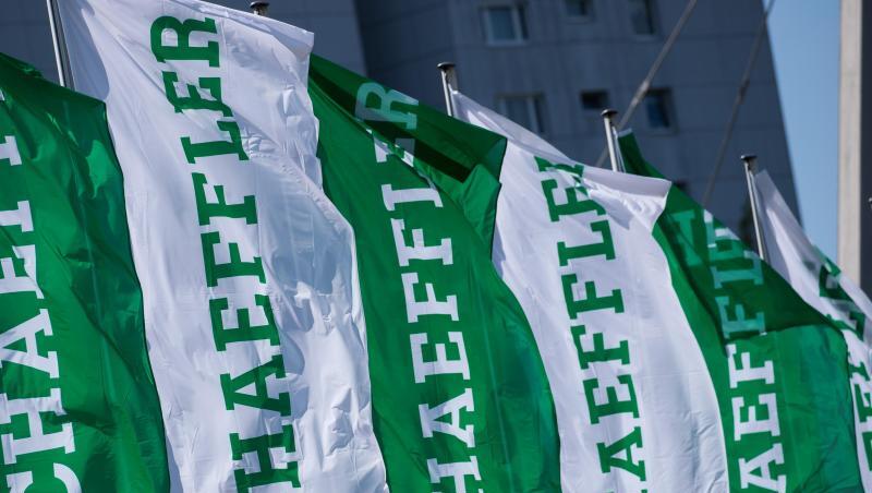 Fahnen mit dem Logo-Schriftzug der Schaeffler AG wehen im Wind.