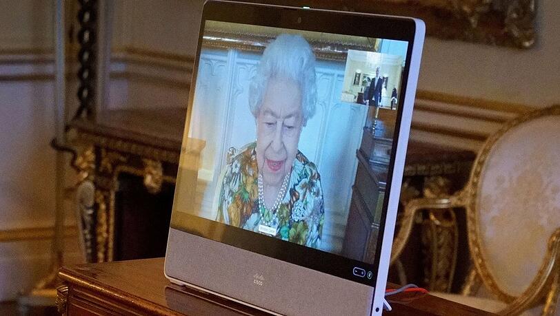 Queen Elizabeth II. während eines digitalen Treffens mit dem estnischen und spanischen Botschafter.