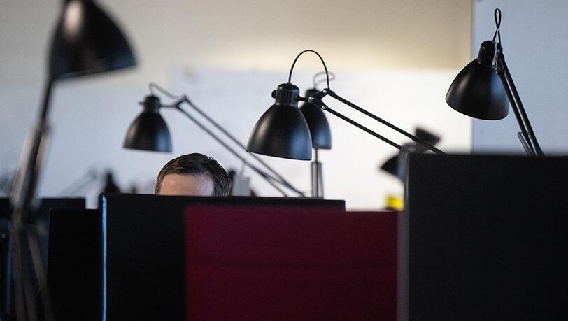 Wie lange sitzen wir selbst noch im Büro vor dem Computer – übernimmt vielleicht irgendwann die KI? (Symbolbild)