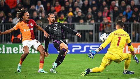 Bayern-Angreifer Leroy Sane (M) findet  Galatasaray-Keeper Fernando Muslera (r) seinen Meister.
