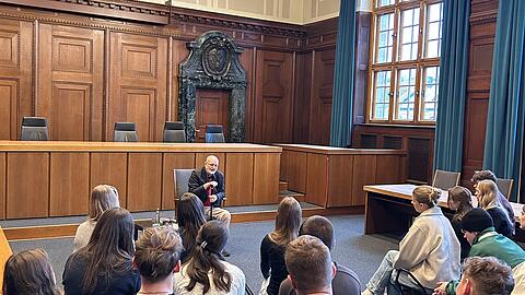 Niklas Frank mit Sch&uuml;lern im November in dem N&uuml;rnberger Gerichtssaal, in dem sein Vater verurteilt wurde.