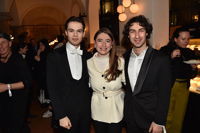 Die Stars des Abends: Dirigent Maximilian Haberstock (l., 21) und Pianist Maxim Lando (23) mit Unterst&uuml;tzerin Julia Frohwitter.