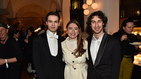 Die Stars des Abends: Dirigent Maximilian Haberstock (l., 21) und Pianist Maxim Lando (23) mit Unterst&uuml;tzerin Julia Frohwitter.