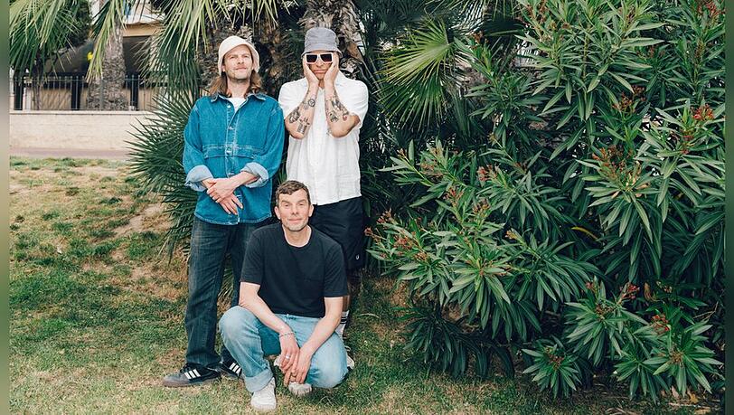 Peter Brugger, R&uuml;diger "R&uuml;de" Linhof und Flo Weber feiern das 30-j&auml;hrige Jubil&auml;um ihrer Kultband Sportfreunde Stiller mit dem neuen Album "Happy Birthday".