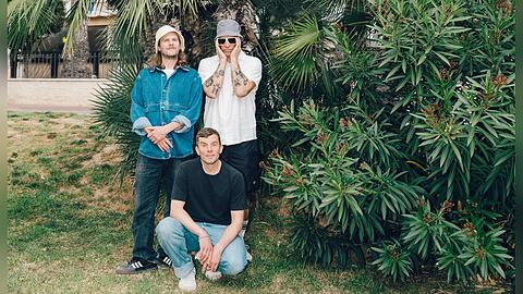 Peter Brugger, R&uuml;diger "R&uuml;de" Linhof und Flo Weber feiern das 30-j&auml;hrige Jubil&auml;um ihrer Kultband Sportfreunde Stiller mit dem neuen Album "Happy Birthday".