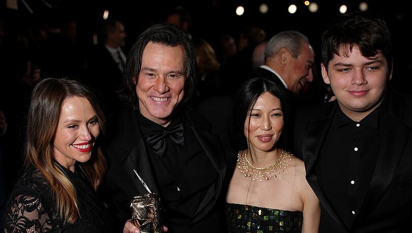 Jim Carrey mit seiner Freundin Min Ah (M.) in Paris. Mit dabei waren auch seine Tochter und sein Enkelsohn.