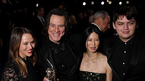 Jim Carrey mit seiner Freundin Min Ah (M.) in Paris. Mit dabei waren auch seine Tochter und sein Enkelsohn.