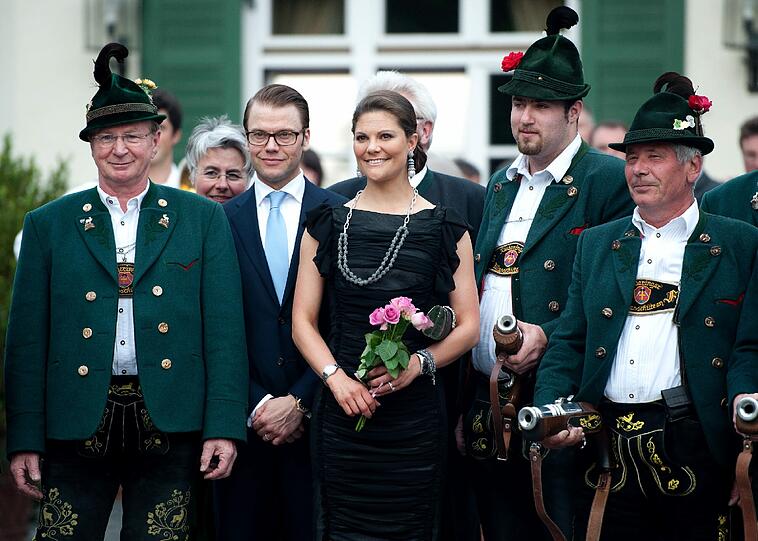 Victoria ist zum ersten Mal Mutter geworden. Die 34-Jaehrige brachte am frühen Donnerstagmorgen (23.02.12) eine Tochter zur Welt - wurde die Mini-Prinzessin etwa in München gezeugt? Fest steht vor neun Monaten waren Victoria und Gatte Daniel zu Besuch in der Hauptstadt der Herzen - hier die Bilder...