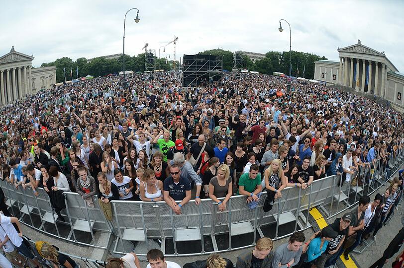 Wolkenbruch und Matsch statt "sky" und "sand" - trotzdem feiern am Sonntag 20.000 Fans den Berliner DJ Paul Kalkbrenner am Königsplatz.