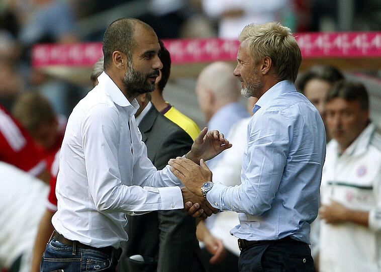 Pep Guardiola (l.) und Thorsten Fink beim Handshake in Mönchengladbach.
