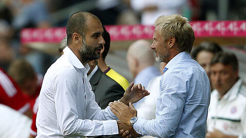 Pep Guardiola (l.) und Thorsten Fink beim Handshake in Mönchengladbach.