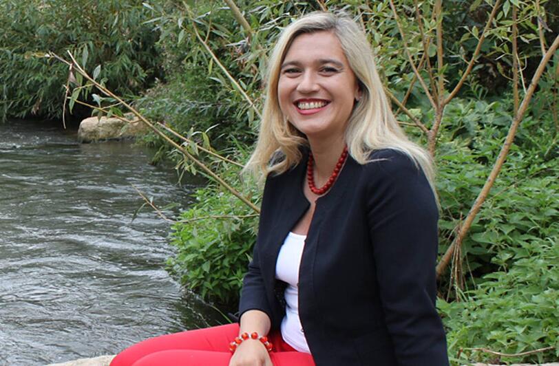 Gesundheitsministerin: Melanie Huml (38), Oberfränkin, war bisher Bayerns jüngstes Kabinettsmitglied. Die Bambergerin kam 2007 als Staatssekretärin ins Sozialministerium. Seehofer versetzte die studierte Ärztin ohne Doktor-Titel ein Jahr später als Staatssekretärin ins Ministerium für Umwelt und Gesundheit. Als Lebensmotto hat sich Huml ausgerechnet ein afrikanisches Sprichwort ausgesucht, das sie auf ihrer Homepage verbreitet: &bdquo;Wenn viele kleine Leute an vielen kleinen Orten viele kleine Schritte tun, können sie das Gesicht der Welt verändern.