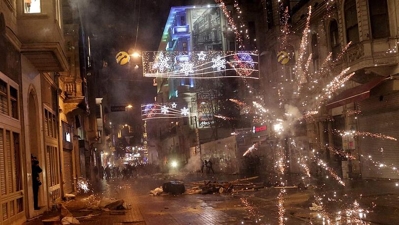Die Kritik an der Türkei und Premier Erdogan wächst. In der Nacht auf Samstag gingen wieder hunderte Demonstranten auf die Straßen in Istanbul. Erdogan muss sich Kritik von der Justiz gefallen lassen, denn seine Regierung ist in einen Korruptionsskandal verstrikt. Die Kritik an der Türkei und Premier Erdogan wächst. In der Nacht auf Samstag gingen wieder hunderte Demonstranten auf die Straßen in Istanbul. Erdogan muss sich Kritik von der Justiz gefallen lassen, denn seine Regierung ist in einen Korruptionsskandal verstrikt.