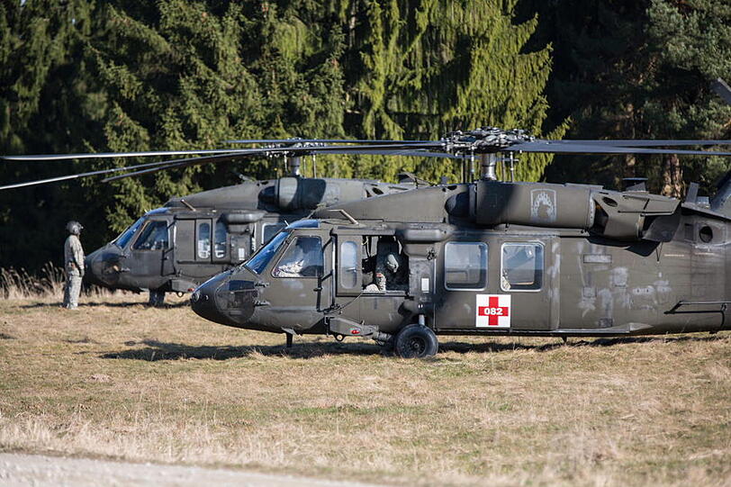 Kennt man normalerweise nur aus Hollywood-Streifen: Schwere Panzerwagen und Black Hawks der US Army. Derzeit üben die Soldaten Evakuierungen im Gebirge bei Traunstein. Hier gibt's die Fotos.